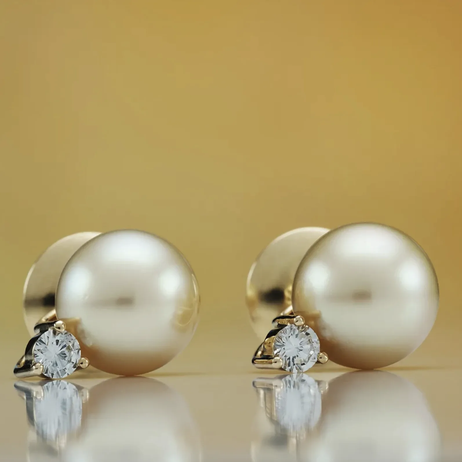 Aretes de perlas cultivadas con diamantes en oro — Joyería Liévano