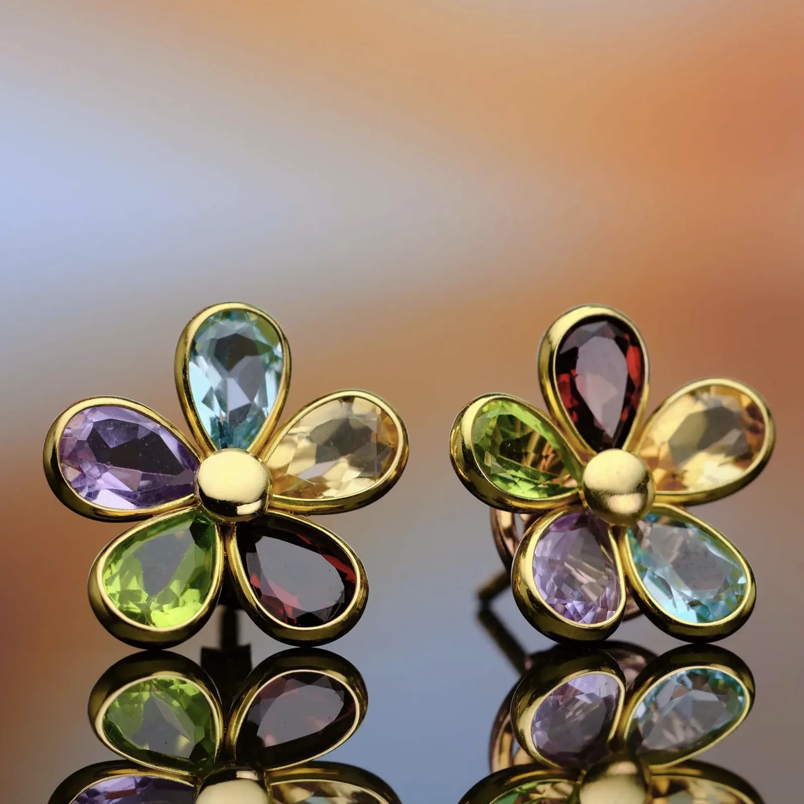 Aretes con piedras naturales de color en oro amarillo de 18k — Joyería Liévano