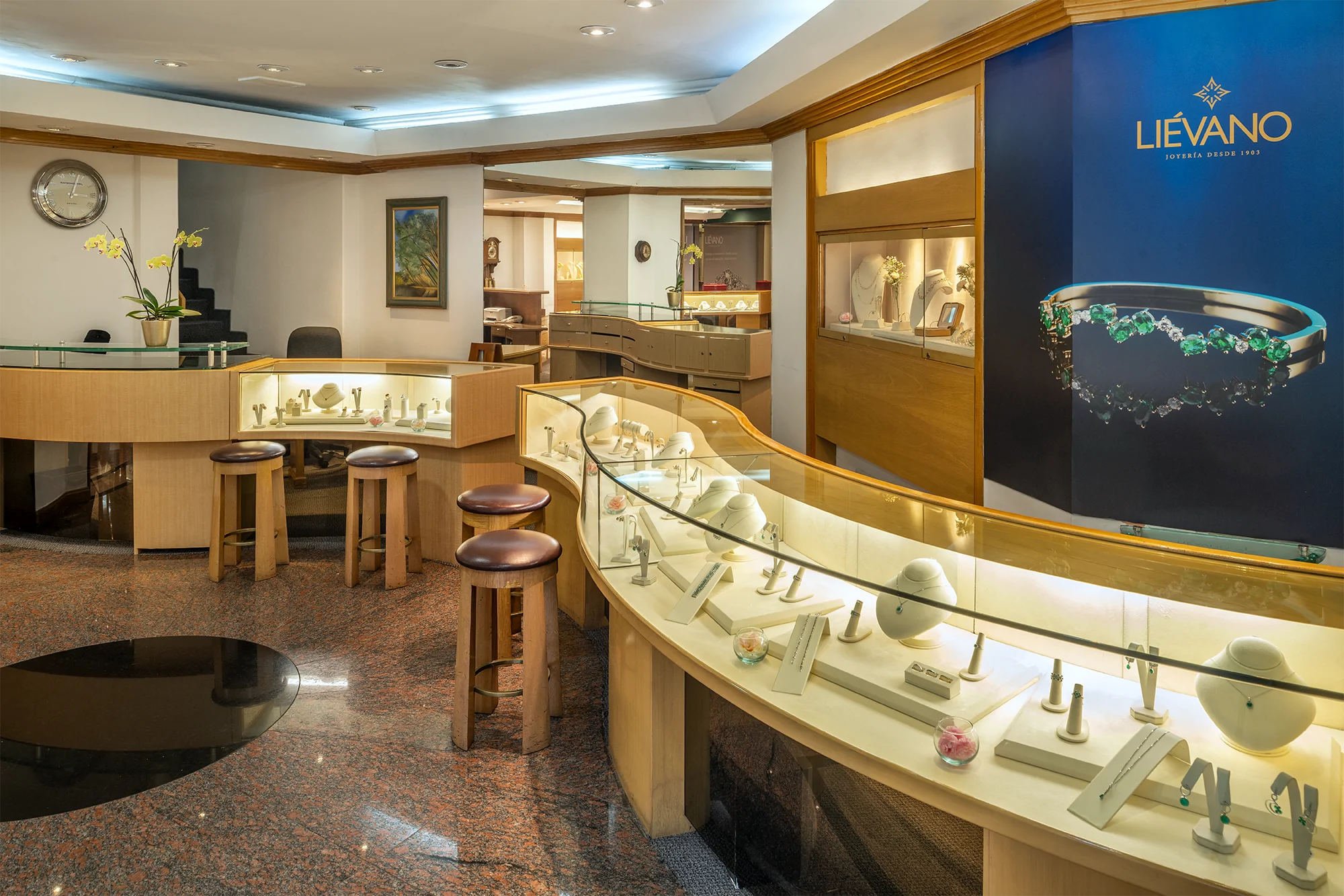Interior del local de Joyería Liévano en el Centro Comercial Hacienda Santa Bárbara